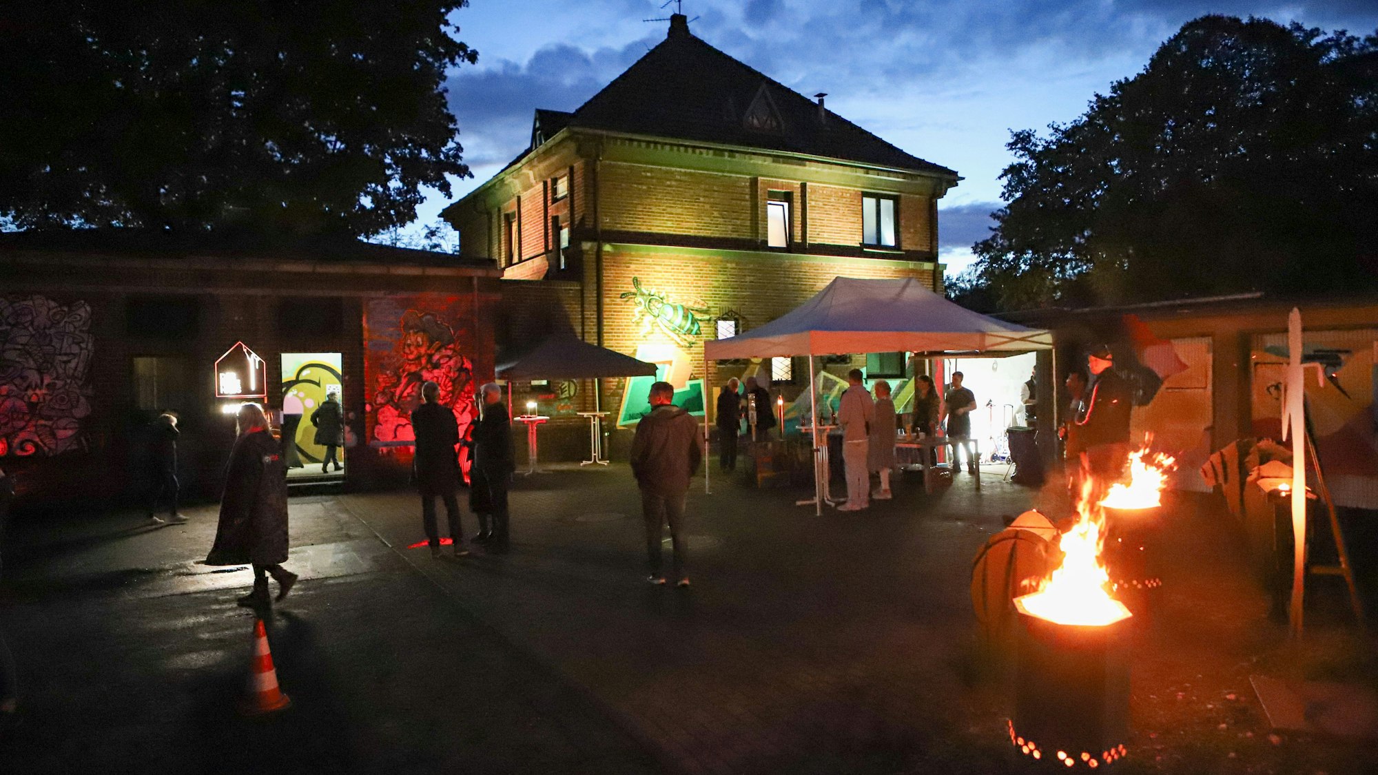 Ein Innenhof, Feuertonnen brennen.