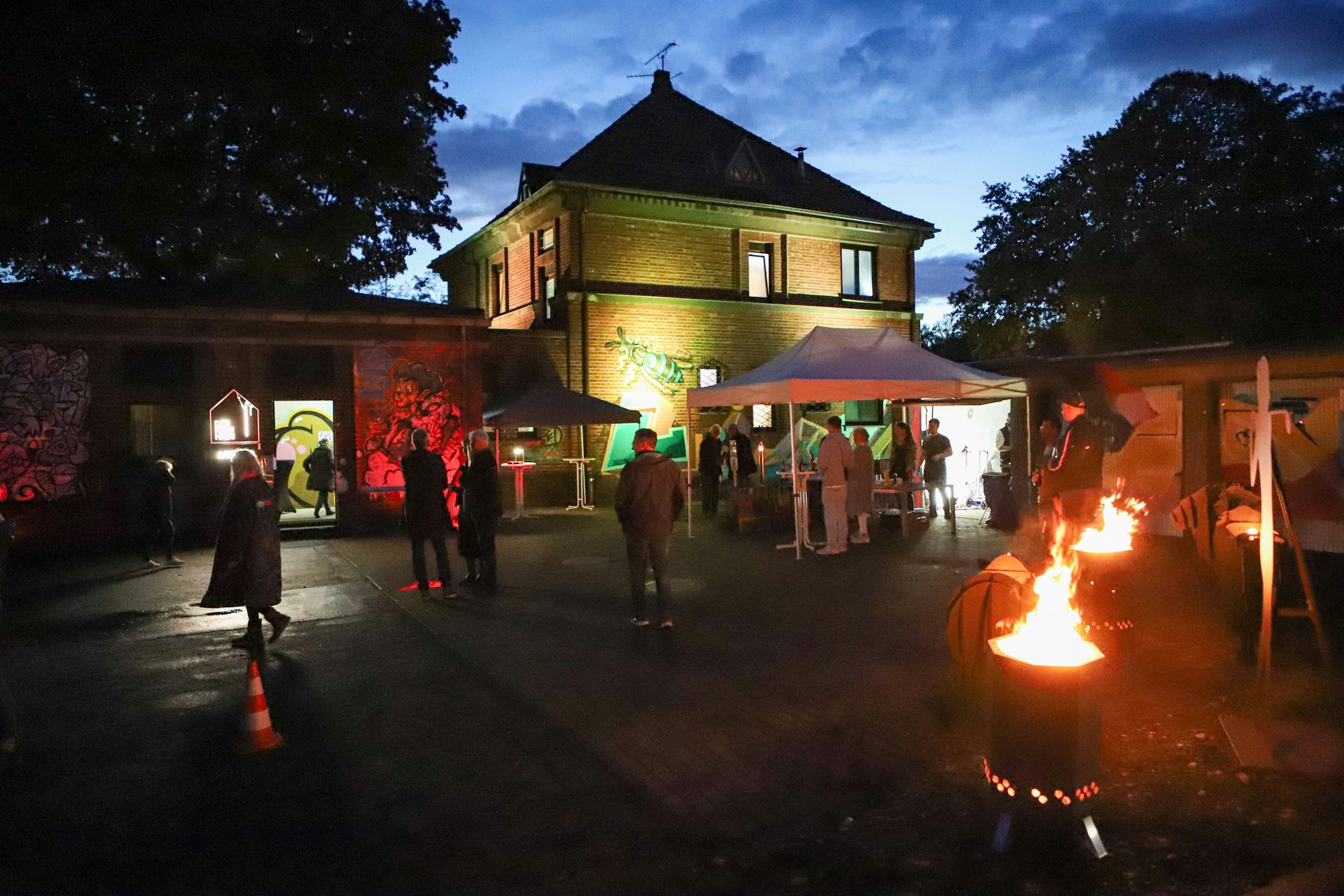 Das „Rote Haus“ in der Fixheide wurde 2023 mit Graffiti besprüht.