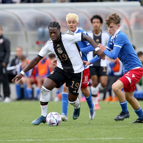 V.li. Ken Izekor GER, Benjamin Konzett Liechtenstein . Fussball: Länderspiel, EM-Qualifikation für Zypern 2024. Deutschland vs Liechtenstein, Deutschland: Saison 23/24: U17, U 17 Nationalmannschaft, 15.10.2023. *** V li Ken Izekor GER , Benjamin Konzett Liechtenstein sports football international match, European Championship qualification for Cyprus 2024 Germany vs Liechtenstein, Germany season 23 24 U17 national team, 15 10 2023