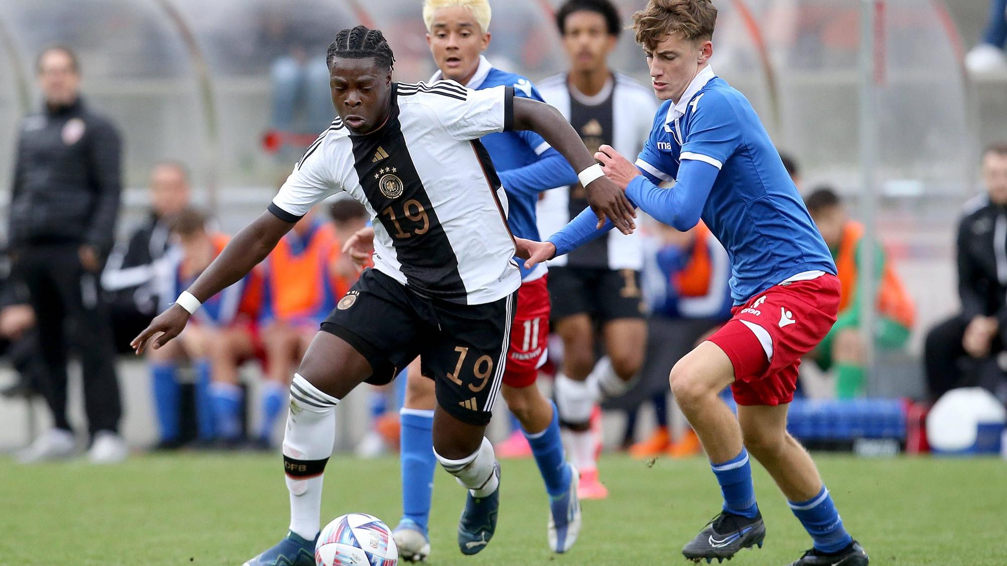 V.li. Ken Izekor GER, Benjamin Konzett Liechtenstein . Fussball: Länderspiel, EM-Qualifikation für Zypern 2024. Deutschland vs Liechtenstein, Deutschland: Saison 23/24: U17, U 17 Nationalmannschaft, 15.10.2023. *** V li Ken Izekor GER , Benjamin Konzett Liechtenstein sports football international match, European Championship qualification for Cyprus 2024 Germany vs Liechtenstein, Germany season 23 24 U17 national team, 15 10 2023