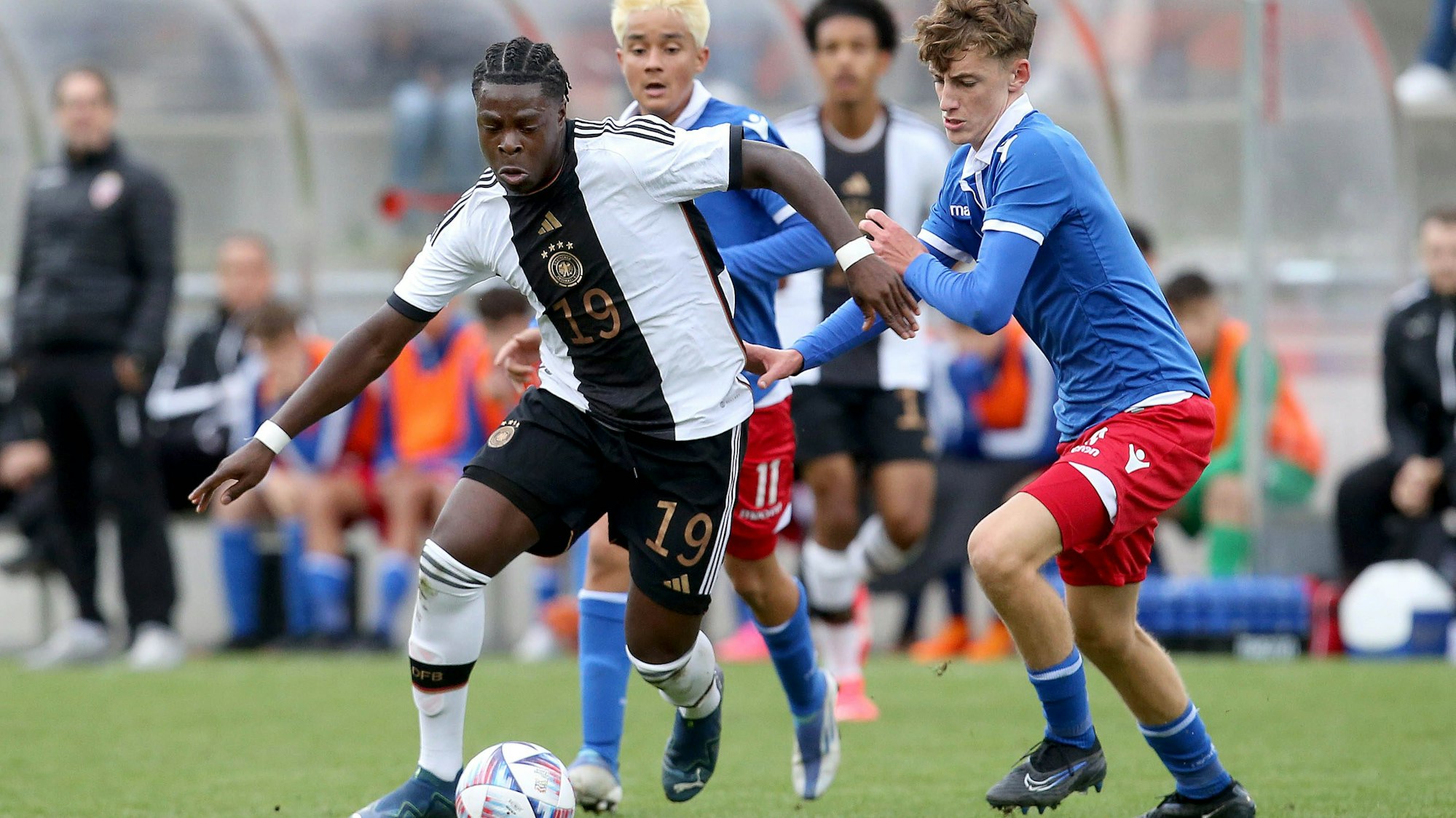 V.li. Ken Izekor GER, Benjamin Konzett Liechtenstein . Fussball: Länderspiel, EM-Qualifikation für Zypern 2024. Deutschland vs Liechtenstein, Deutschland: Saison 23/24: U17, U 17 Nationalmannschaft, 15.10.2023. *** V li Ken Izekor GER , Benjamin Konzett Liechtenstein sports football international match, European Championship qualification for Cyprus 2024 Germany vs Liechtenstein, Germany season 23 24 U17 national team, 15 10 2023