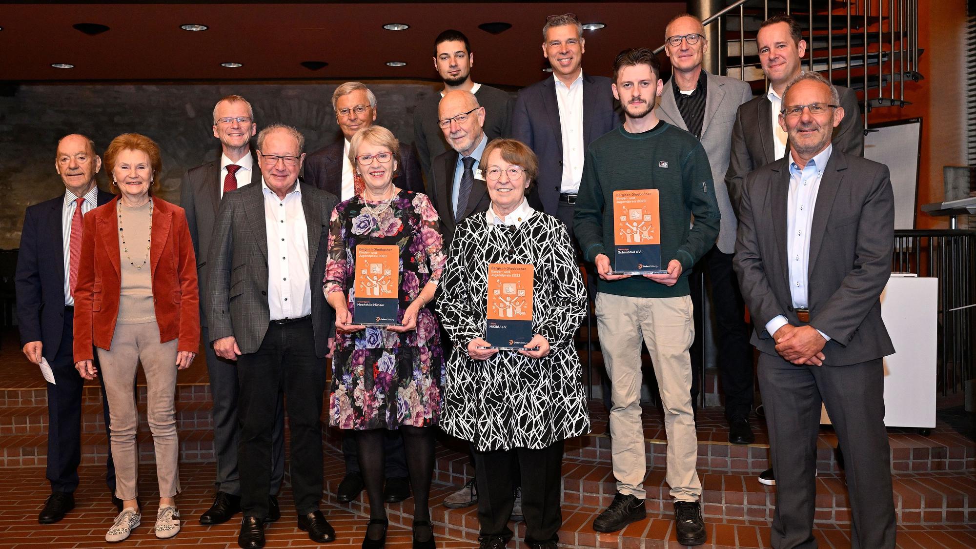 Die Preisträger, Stifter und Vertreter der Politik mit den Trophäen für den „Bergisch Gladbacher Kinder und Jugendpreis 2023“.