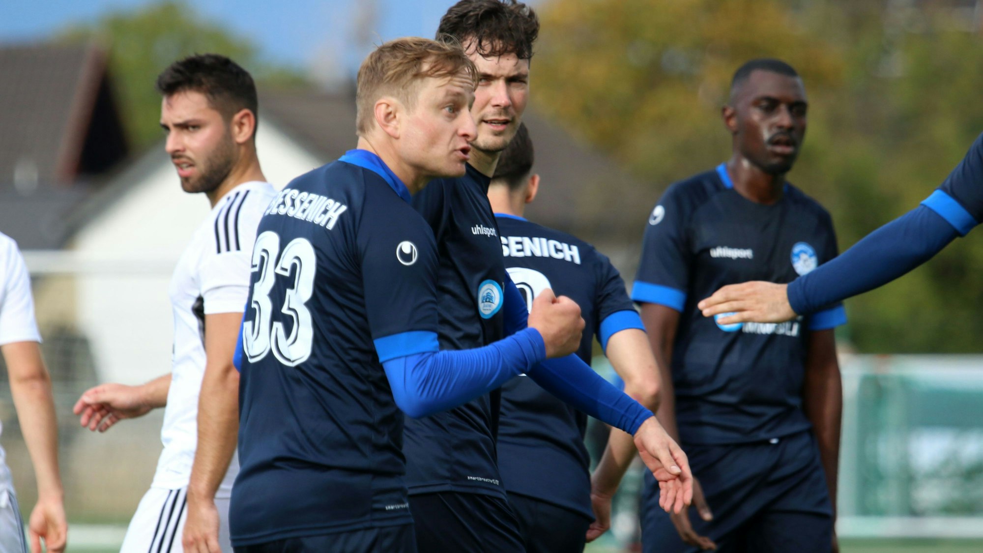 Das Bild zeigt Siggi Kunst, wie er seine Mitspieler anfeuert.