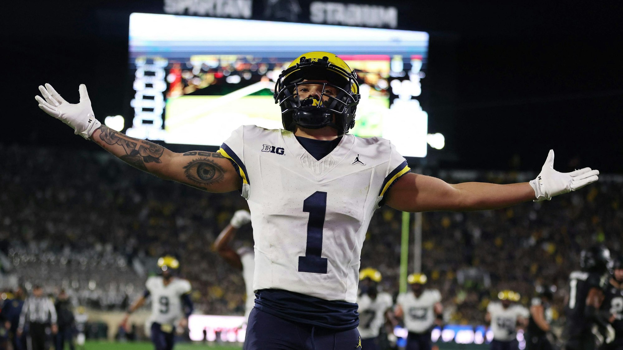 Roman Wilson von den Michigan Wolverines am 21. Oktober im Spiel gegen die Michigan State Spartans. Auf der riesigen Anzeigetafel im Hinergrund war vor Spielbeginn ein Hitler-Bild zu sehen gewesen.