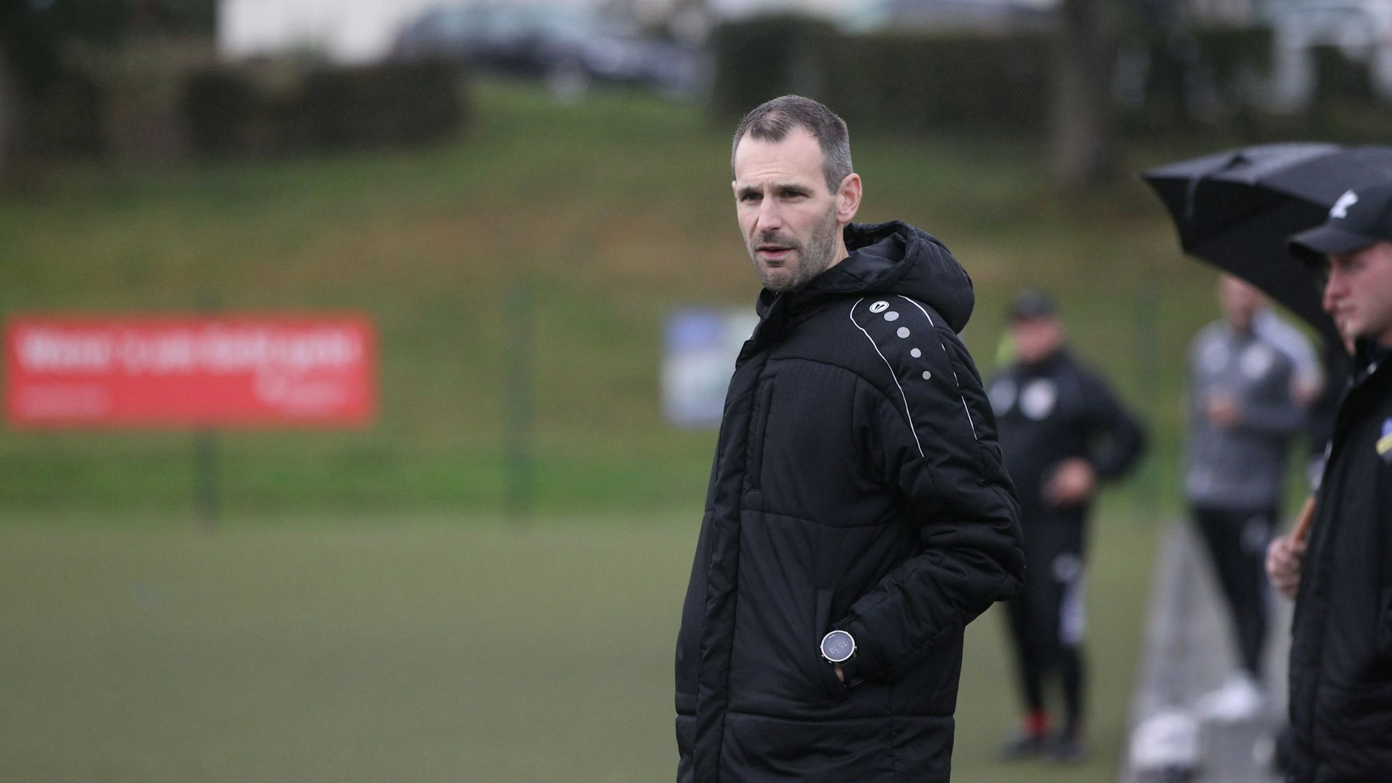 Das Bild zeigt Sebastian Knips, wie er aufs Spielfeld schaut.