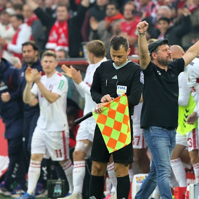 Steffen Baumgart jubelt nach dem Schlusspfiff.