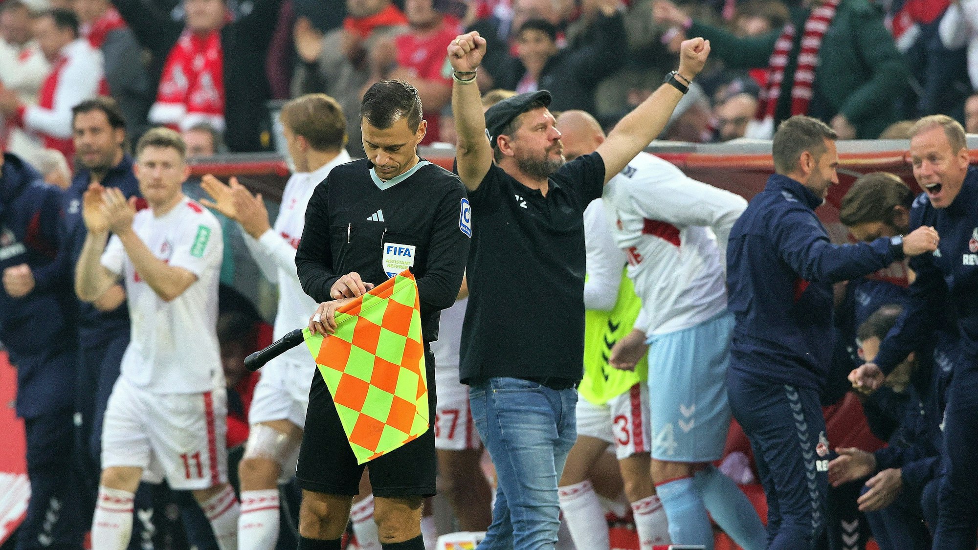 Steffen Baumgart jubelt nach dem Schlusspfiff.