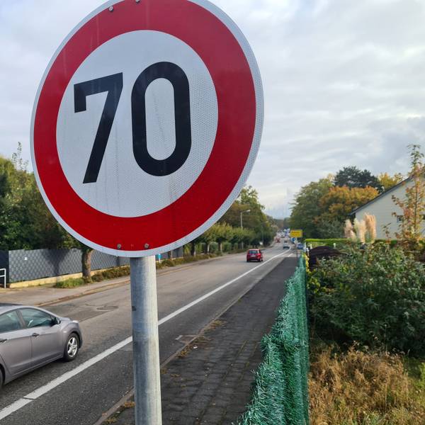 An der Kreuzung in Leichlingen gilt inzwischen Tempo 70, trotzdem fahren die Leute zu schnell, meint die CDU- (Symbolbild)