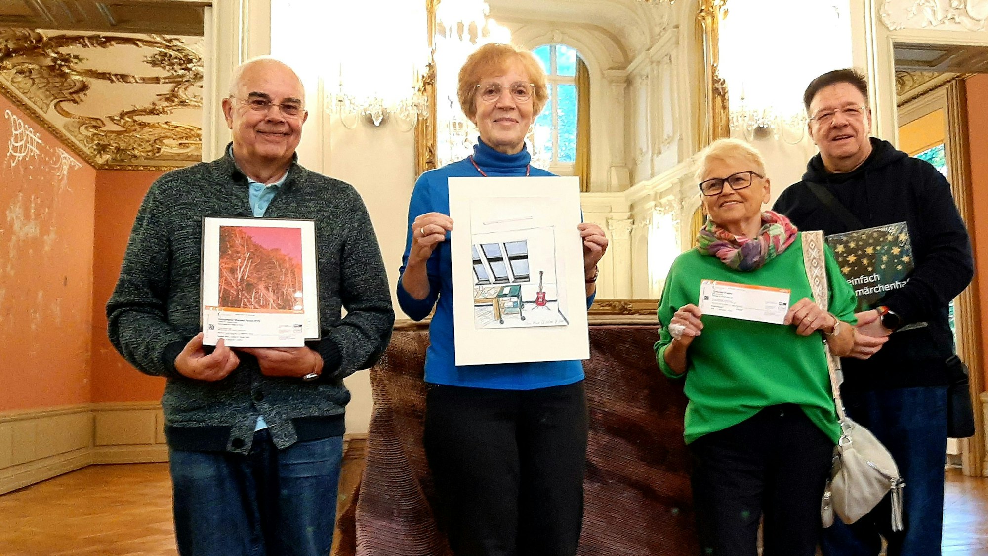 Freude über den Gewinn: Ehe die 19. Leverkusener Kunstnacht im Spiegelsaal von Schloss Morsbroich eröffnet wurde, bekamen die anwesenden Gewinnerinnen und Gewinner – oder deren Vertreter – des Kunstnachträtsels ihre Preise überreicht. Leverkusen.