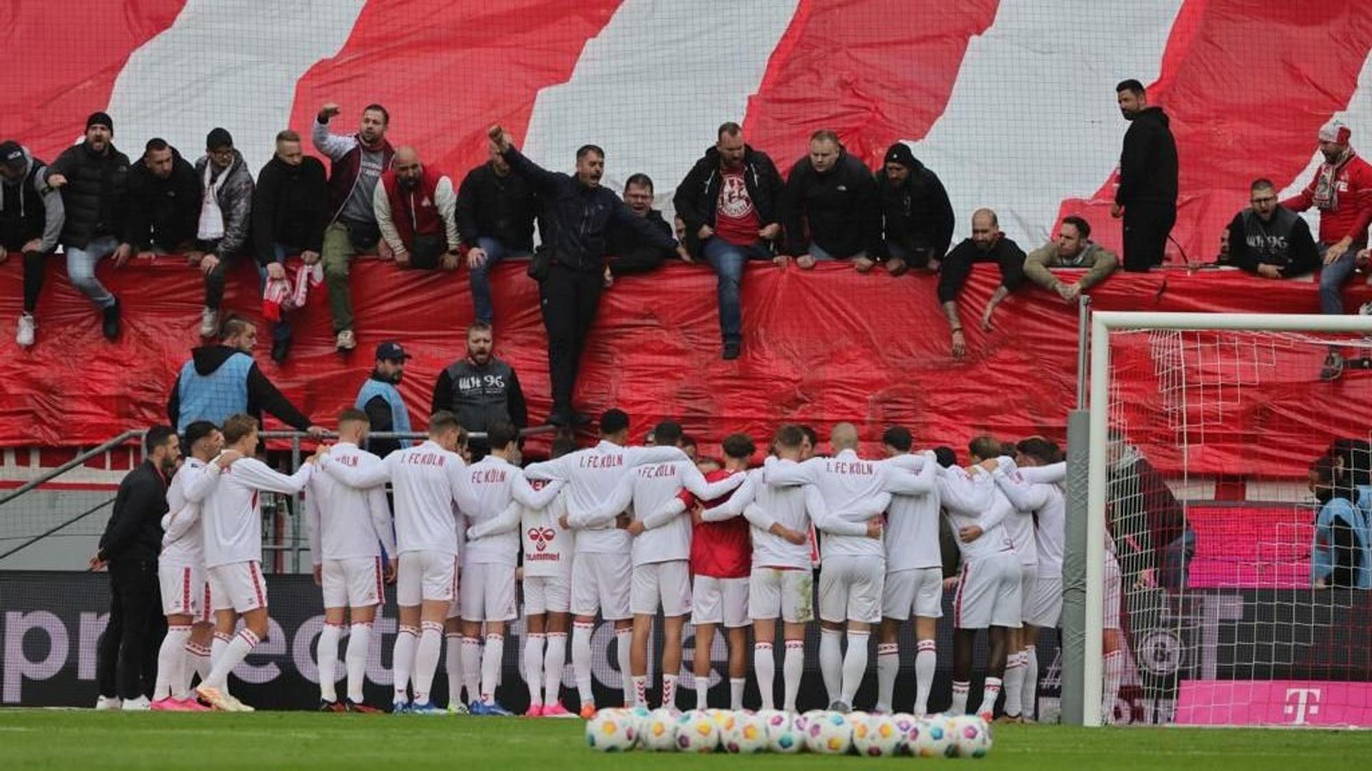 FC-Profis lauschen der Motivationsrede eines Fans.