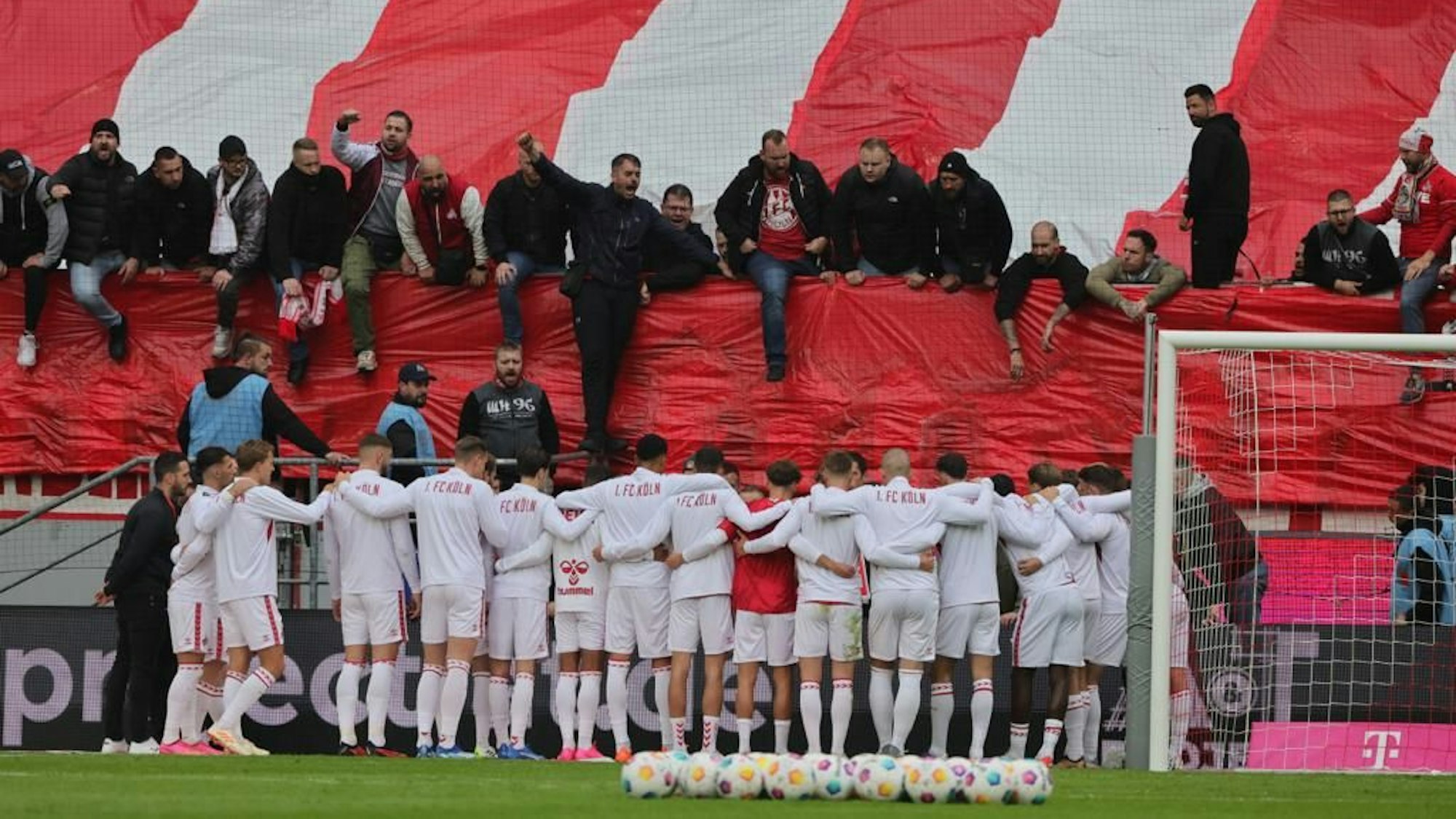 FC-Profis lauschen der Motivationsrede eines Fans.