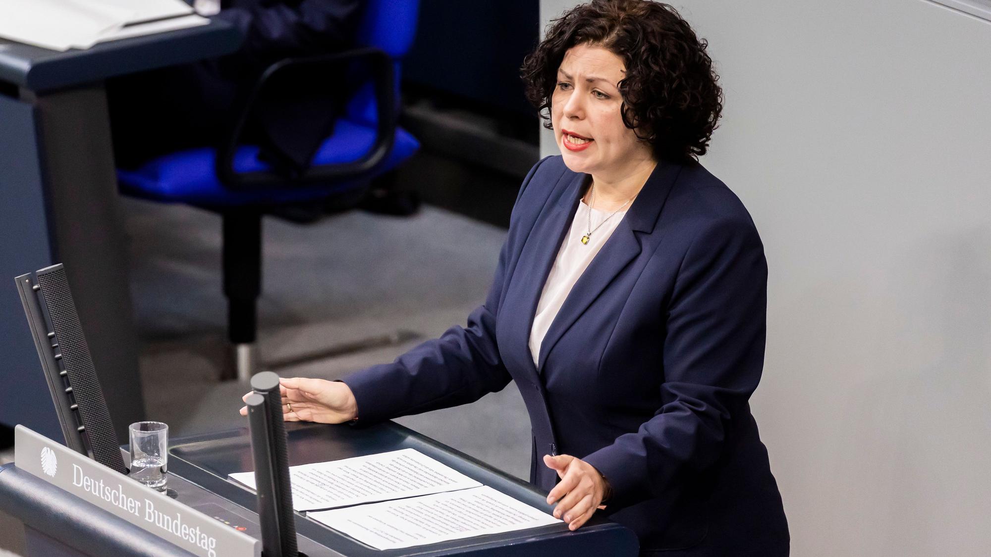 Amira Mohamed Ali, Co-Vorsitzender der Bundestagsfraktion von Die Linke, spricht im Plenum des Deutschen Bundestages.