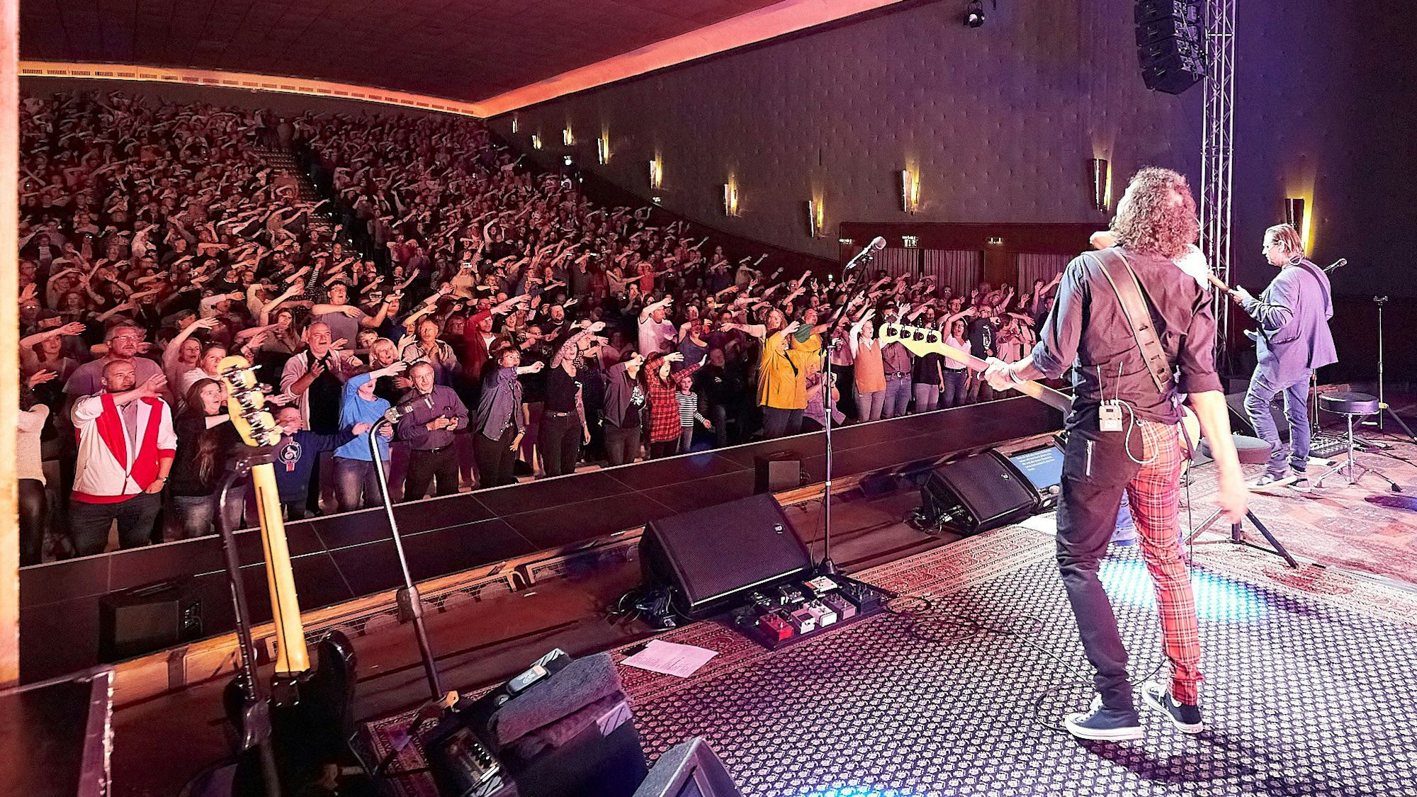 Blick in den ausverkauften Saal beim Konzert der Band Brings in Vogelsang.