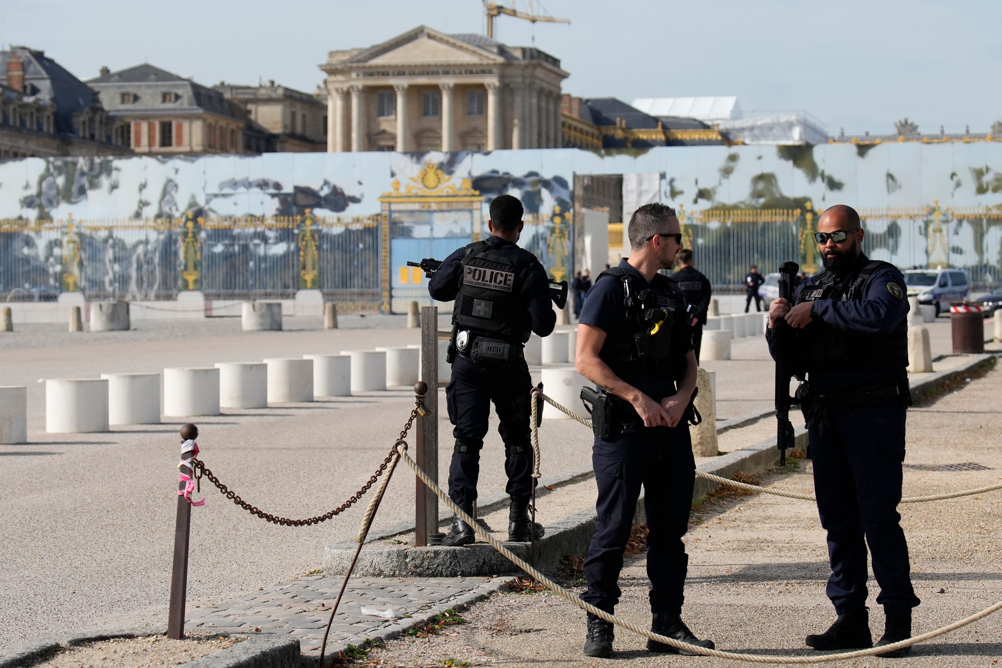 Französische Polizisten stehen nach einem Sicherheitsalarm vor dem Schloss von Versailles Wache. (Archivbild)