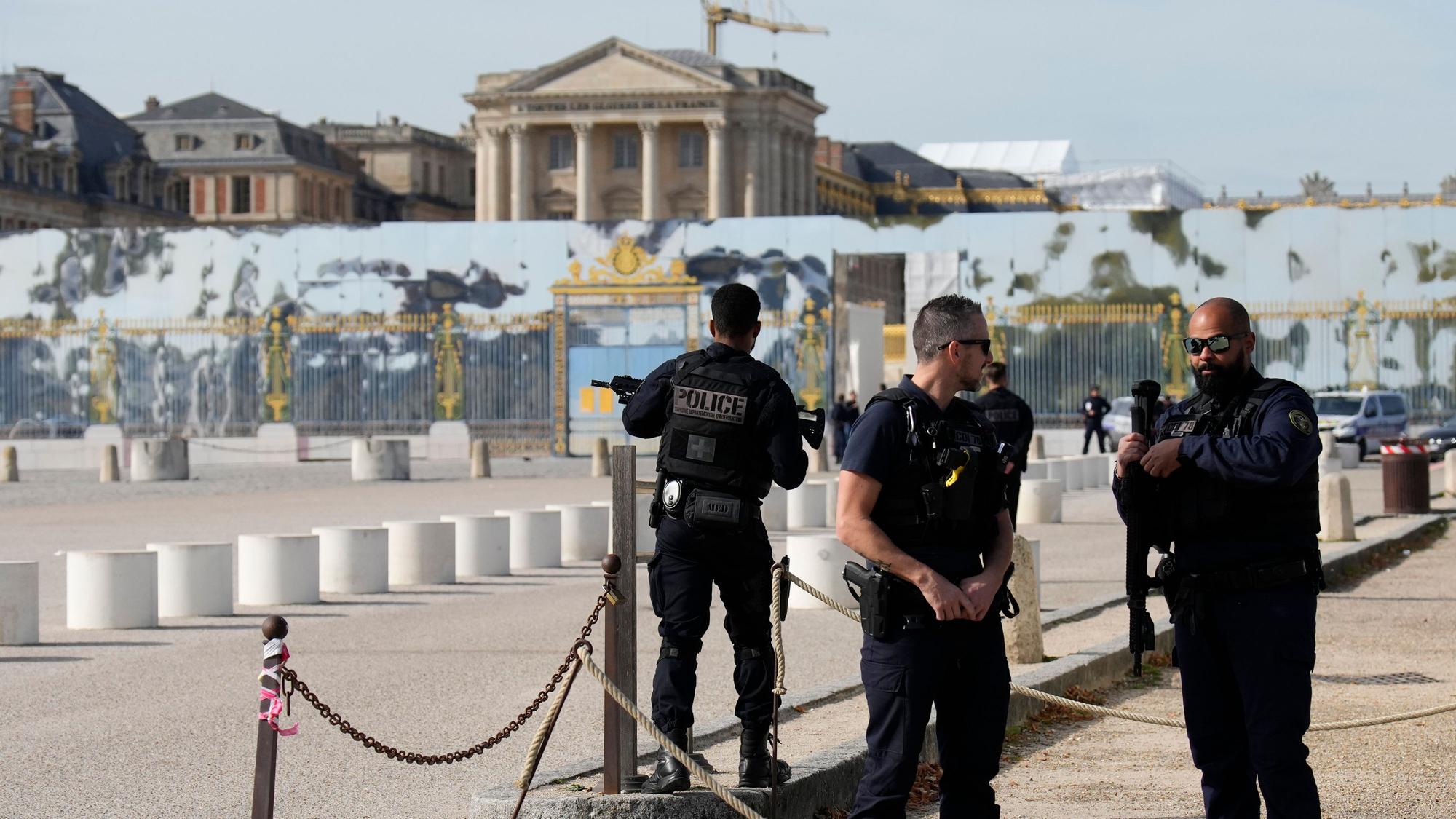 Französische Polizisten stehen nach einem Sicherheitsalarm vor dem Schloss von Versailles Wache. (Archivbild)