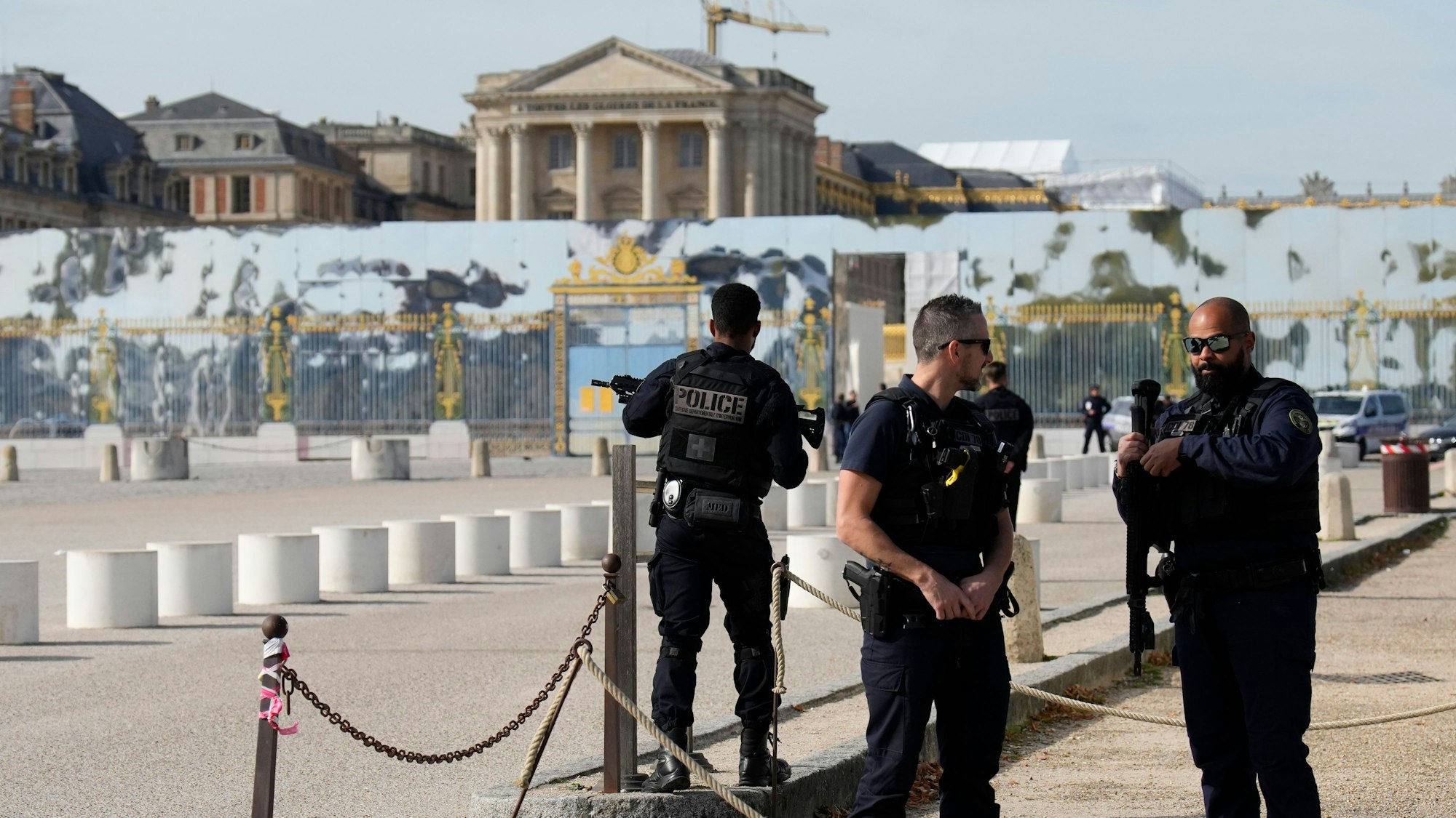 Französische Polizisten stehen nach einem Sicherheitsalarm vor dem Schloss von Versailles Wache. (Archivbild)