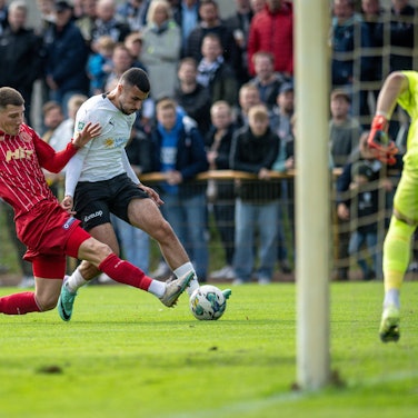 Fussball, Saison 2023/2024, Regionalliga West, 21.10.2023, 12. Spieltag, Herren, 1.FC Bocholt weiss vs. SC Fortuna Koeln rot /// v.l.: Jonas Scholz SC Fortuna Köln, Isaak Akritidis 1.FC Bocholt, Andre Weis Torwart SC Fortuna Köln, Bocholt Stadion am Huenting Nordrhein-Westfalen Deutschland *** Football, Season 2023 2024, Regionalliga West, 21 10 2023, 12 Matchday, Men, 1 FC Bocholt white vs SC Fortuna Koeln red v l Jonas Scholz SC Fortuna Köln , Isaak Akritidis 1 FC Bocholt , Andre Weis Goalkeeper SC Fortuna Köln , Bocholt Stadion am Huenting Nordrhein Westfalen Germany 231021_fb_1fc-bocholt_fortuna-koeln_22936