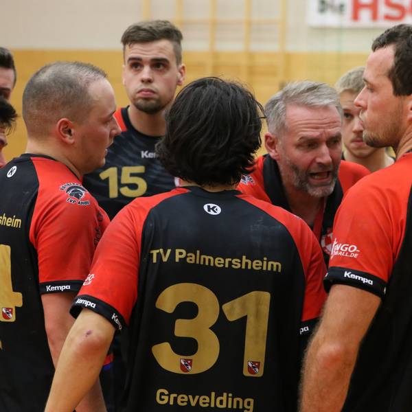 Das Bild zeigt Palmersheims Trainer Peter Trimborn während einer Auszeit mit seiner Mannschaft.
