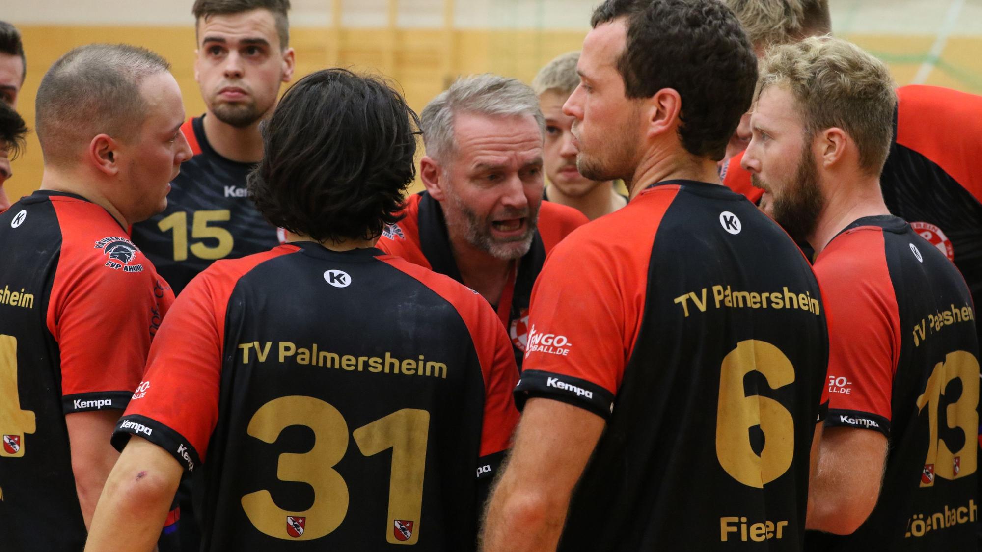 Das Bild zeigt Palmersheims Trainer Peter Trimborn während einer Auszeit mit seiner Mannschaft.