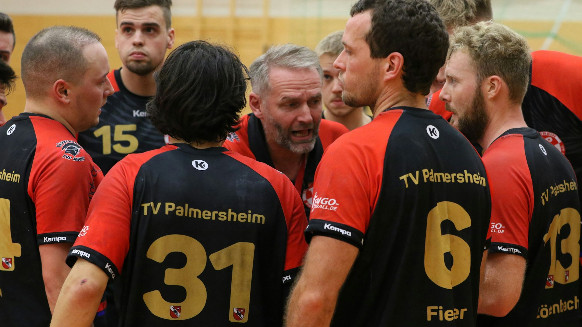 Das Bild zeigt Palmersheims Trainer Peter Trimborn während einer Auszeit mit seiner Mannschaft.