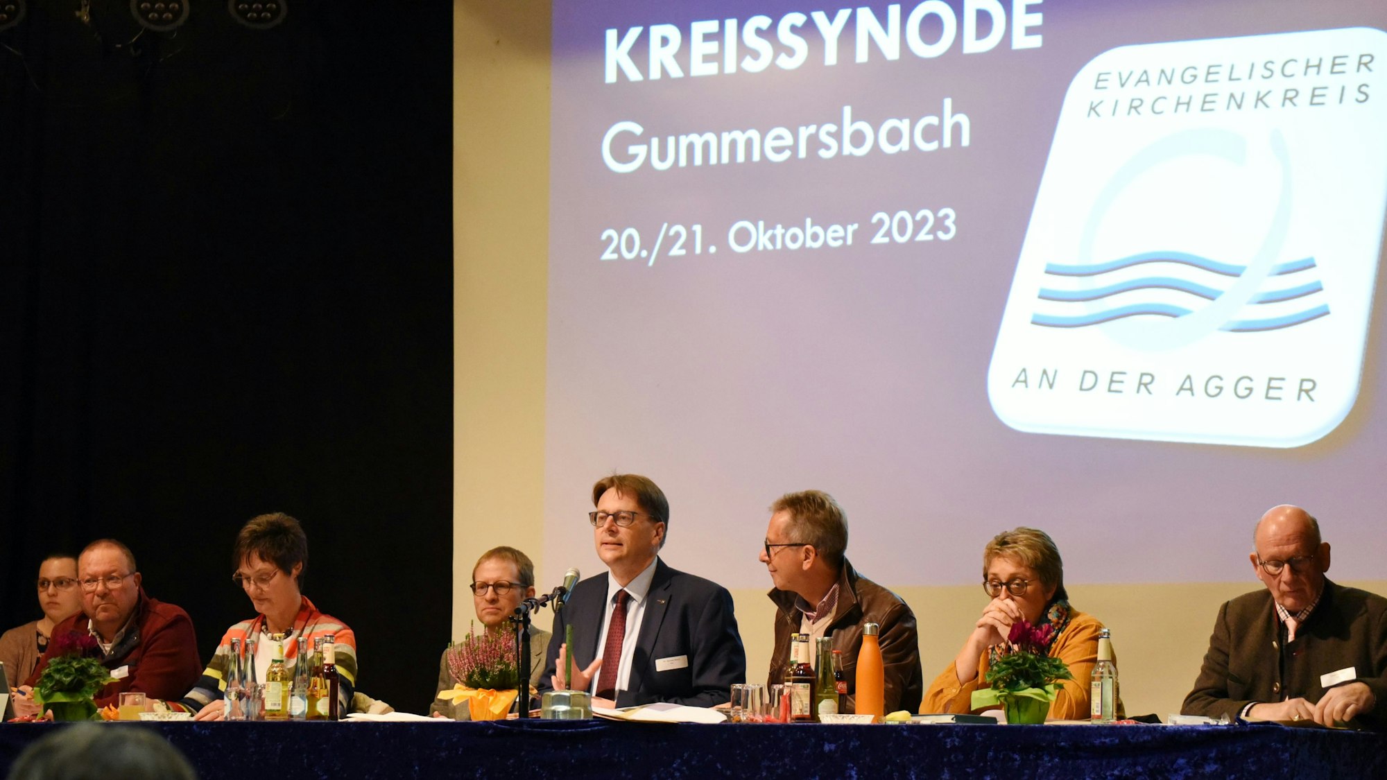 Diesmal tagte die Herbstsynode des Evangelischen Kirchenkreises in Gummersbach. Geleitet wurde sie von Superintendent Michael Braun (4.v.r.). Das Foto zeigt den Synodalvorstand.