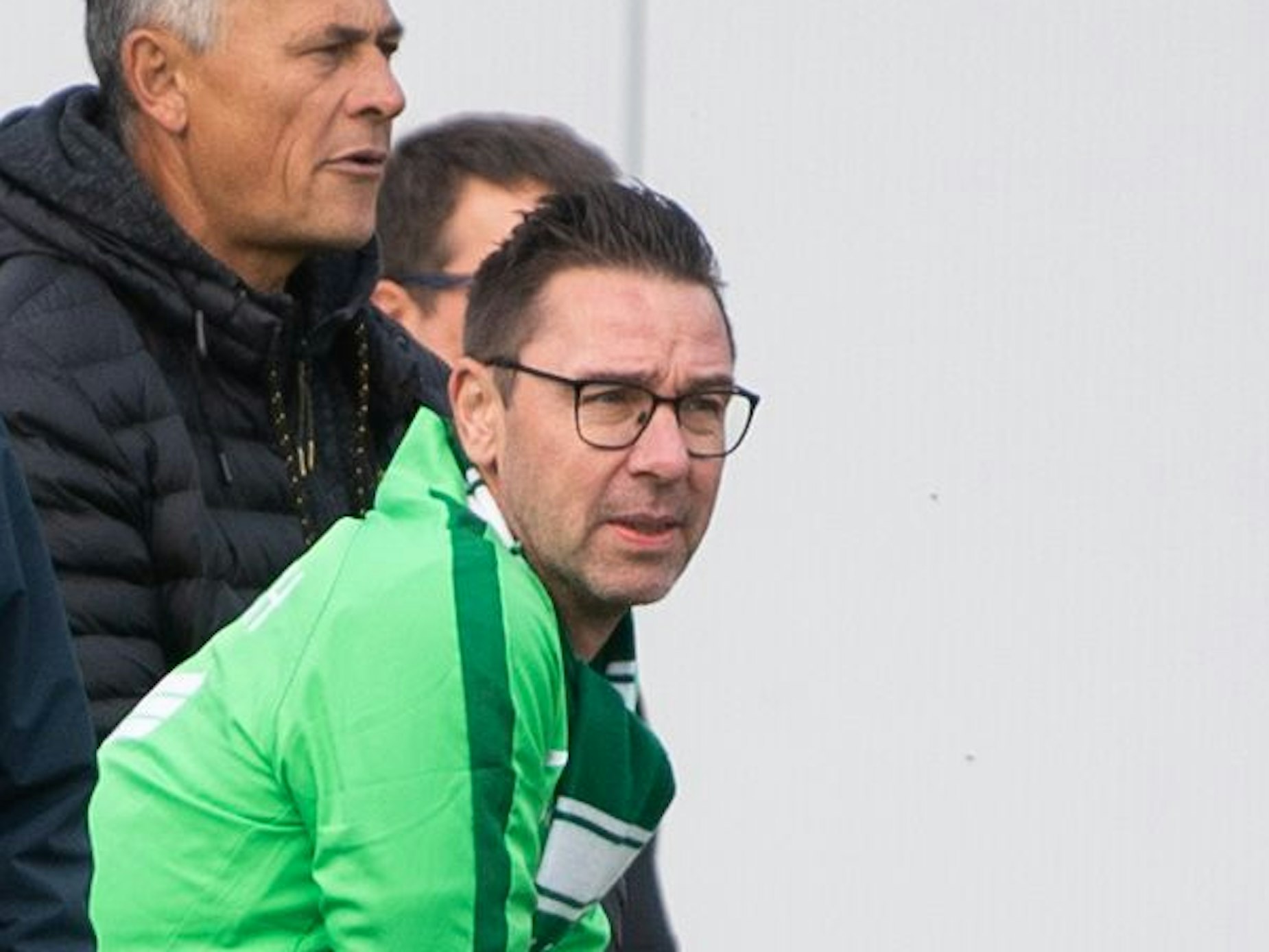 Sötenichs Sportlicher Leiter Uwe Metternich verfolgt ein Fußballspiel von der Seitenlinie aus.