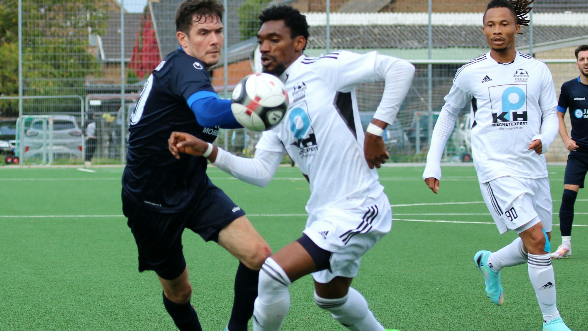 Das Bild zeigt Covenant Oku bei der Verteidigungsaktion.