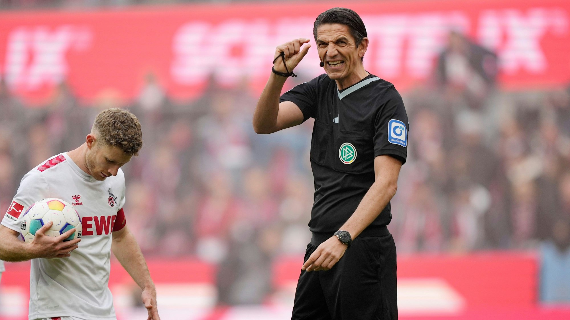 Schiedsrichter Deniz Aytekin beim Derby in Köln.