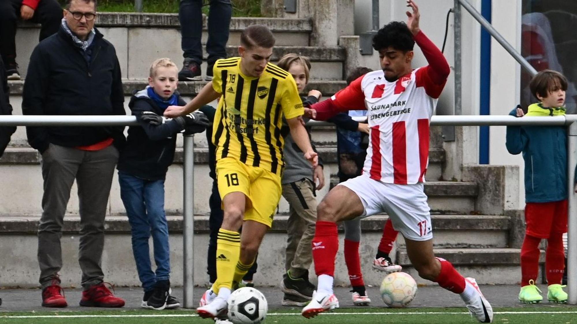 Der Spicher Akteur Jonas Degenhart (links) im Duell mit Ali Mortazawi.