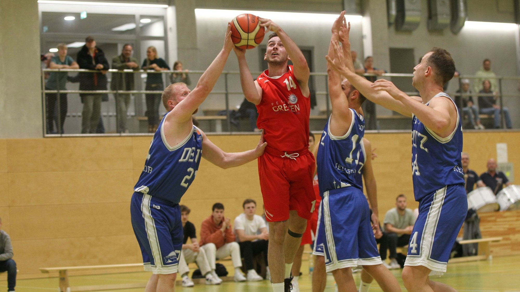 Das Bild zeigt Christian Beier, wie er versucht, den Ball im Korb unterzubringen.