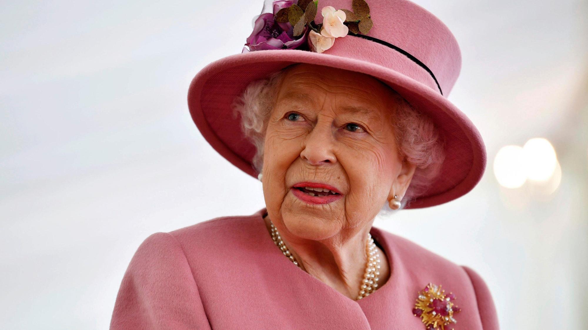 ARCHIV - 15.10.2020, Großbritannien, Porton Down: Die britische Königin Elizabeth II. besucht das Defence Science and Technology Laboratory (DSTL), um sich das Energetics Enclosure und die Ausstellung von Waffen und Taktiken für die Spionageabwehr anzusehen. Die britische Königin Elizabeth II. ist an Altersschwäche gestorben. Das geht aus dem Totenschein der am 8. September im Alter von 96 Jahren auf ihrem schottischen Landsitz Balmoral gestorbenen Monarchin hervor. (zu dpa: «Totenschein: Queen Elizabeth II. starb an Altersschwäche») Foto: Ben Stansall/Pool AFP/dpa +++ dpa-Bildfunk +++