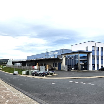 Außenansicht des Firmengebäudes von Stahlbau Müller & Sohn in Kall.