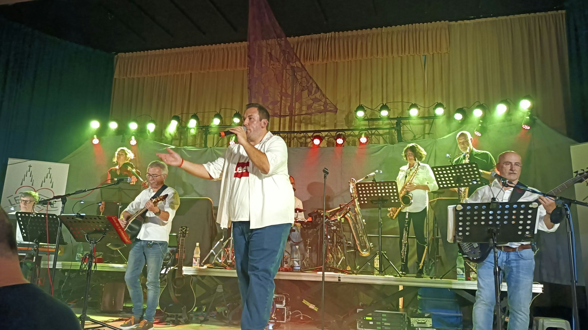 Auf dem Foto ist die Band „Leev Jecke“ zu sehen.