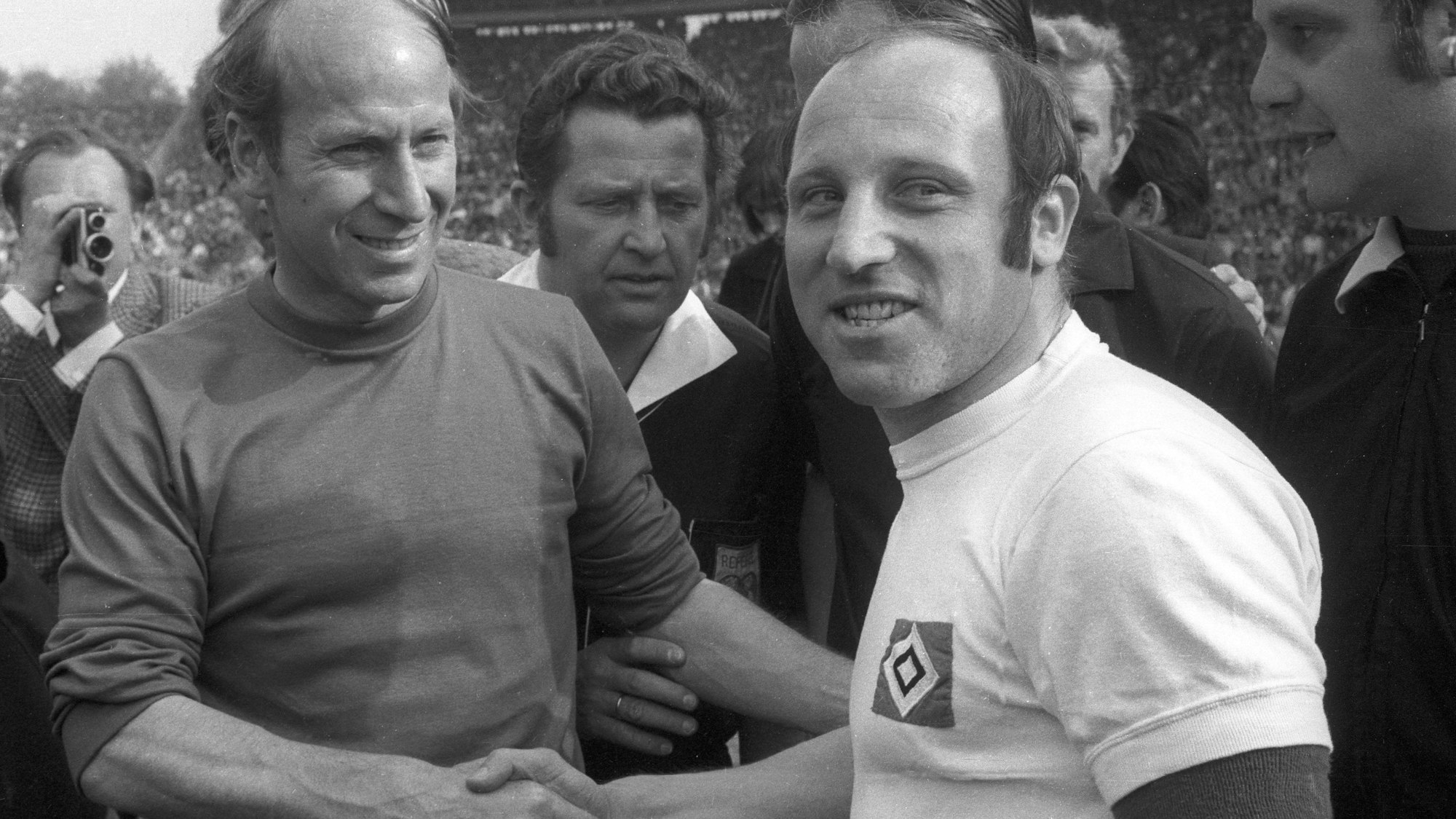 1972: Treffen zweier Helden des legendären WM-Finales von 1966 in Wembley: Bobby Charlton (England/li.) und Uwe Seeler.