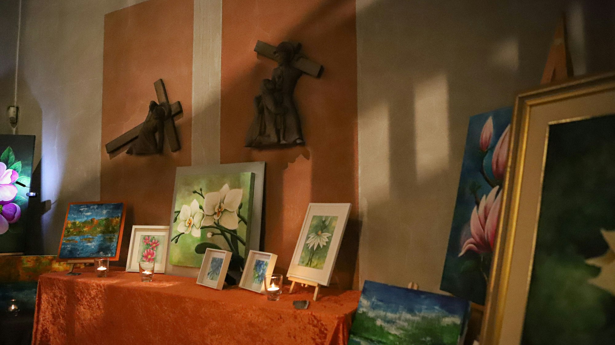 Gemälde stehen auf einem Tisch.