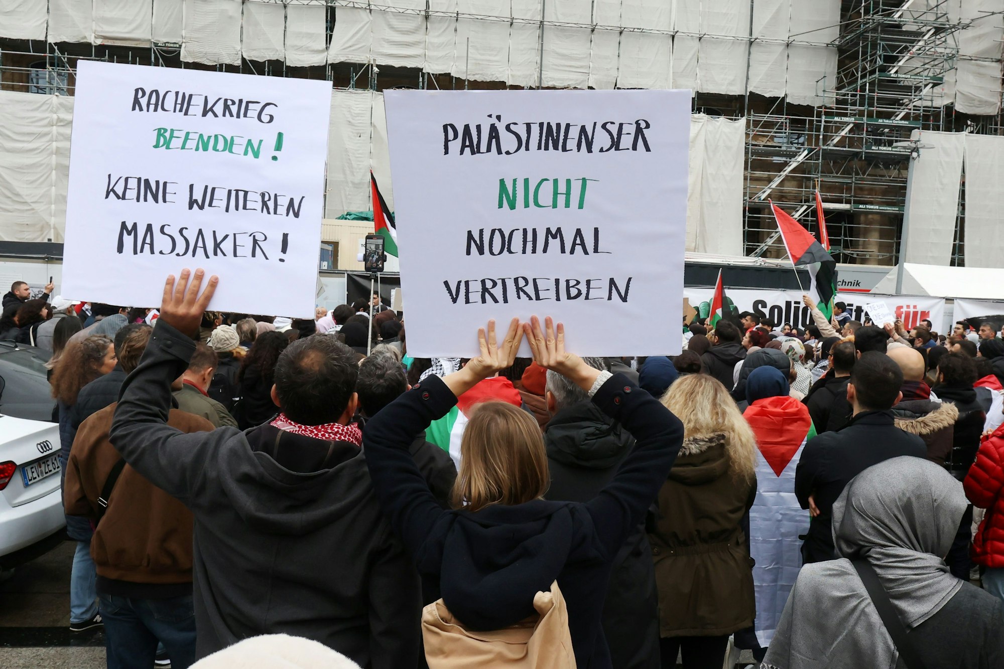 Menschen von hinten mit Plakaten.