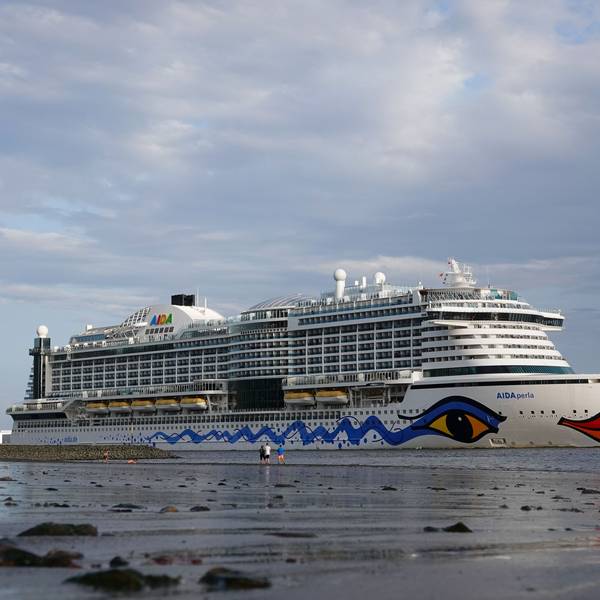 Das Kreuzfahrtschiff AIDAperla fährt bei Niedrigwasser auf der Elbe bei Blankenese in Richtung Nordsee.