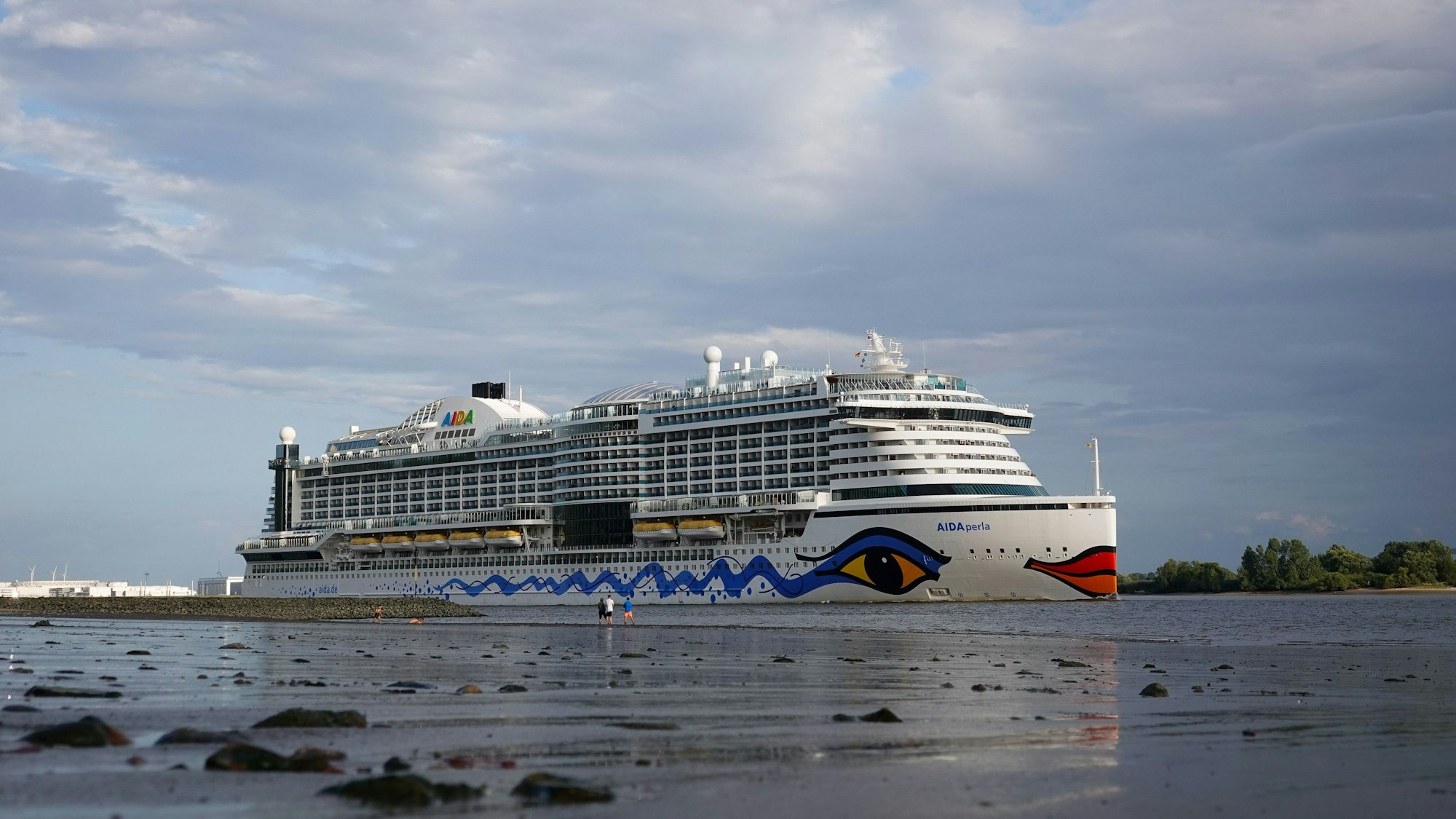 Das Kreuzfahrtschiff AIDAperla (hier ein Archivfoto) musste seine Fahrt in die Karibik für einen Rettungseinsatz unterbrechen.