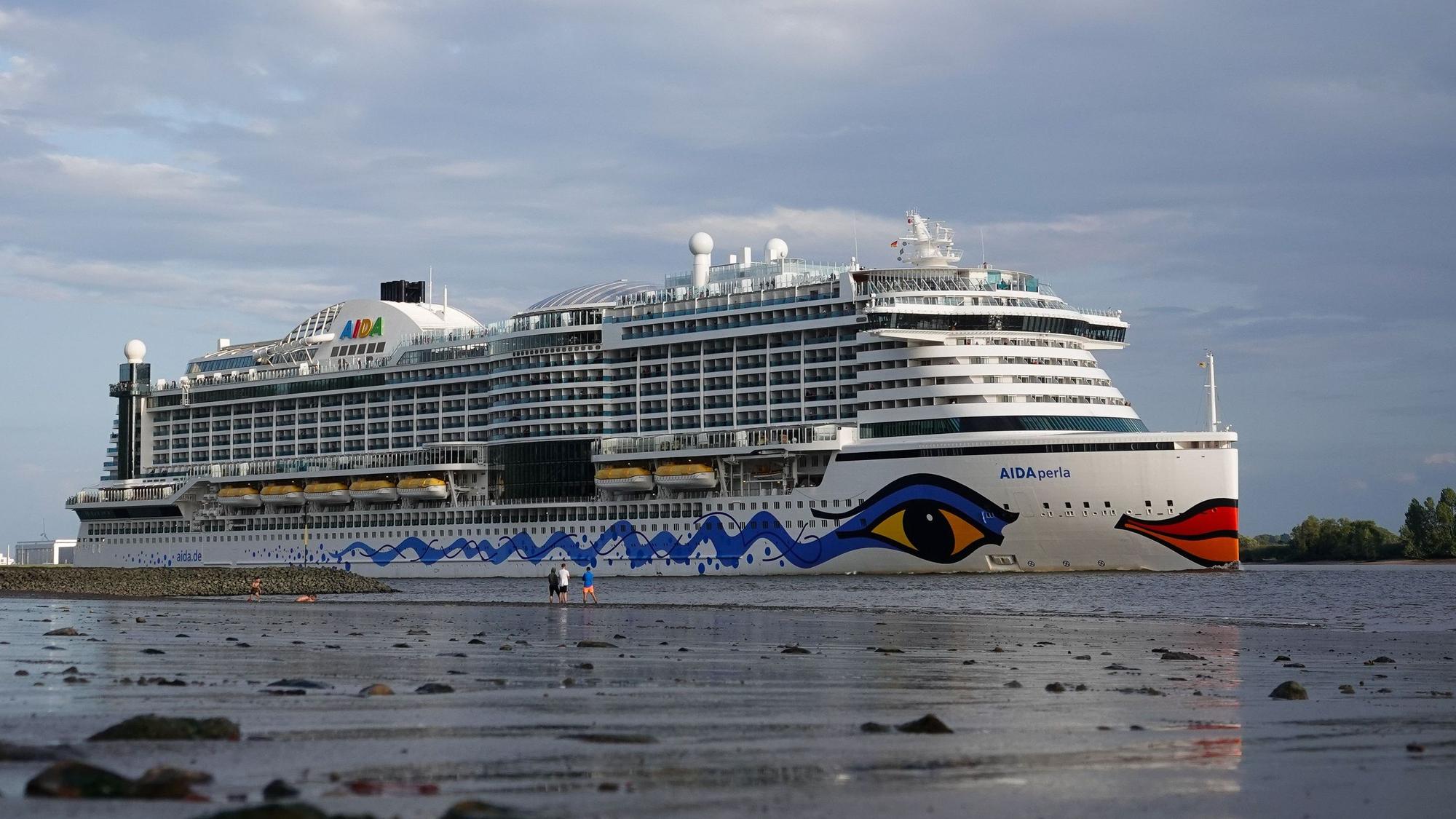 Das Kreuzfahrtschiff AIDAperla fährt bei Niedrigwasser auf der Elbe bei Blankenese in Richtung Nordsee.