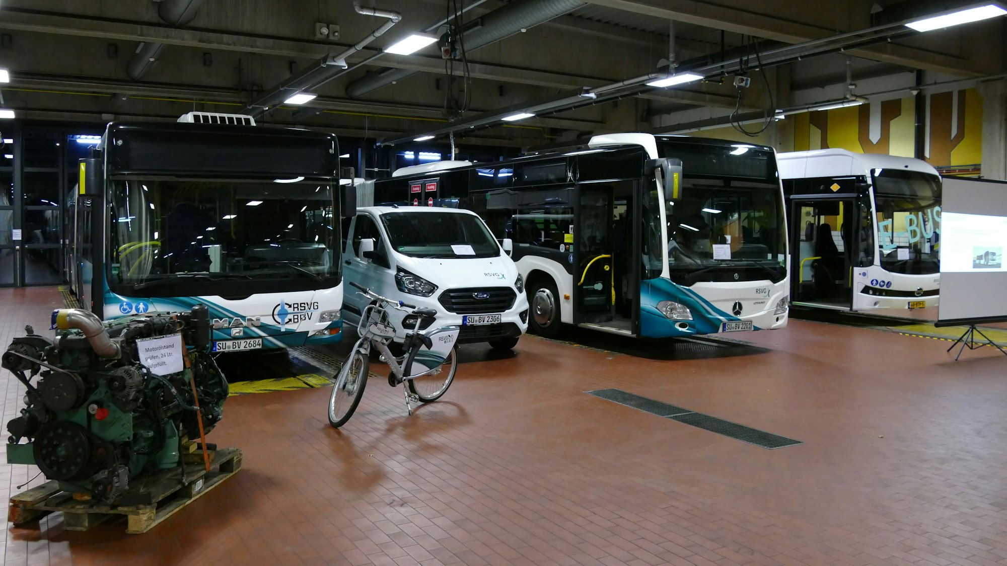 Linienbusse in einer großen Fahrzeughalle