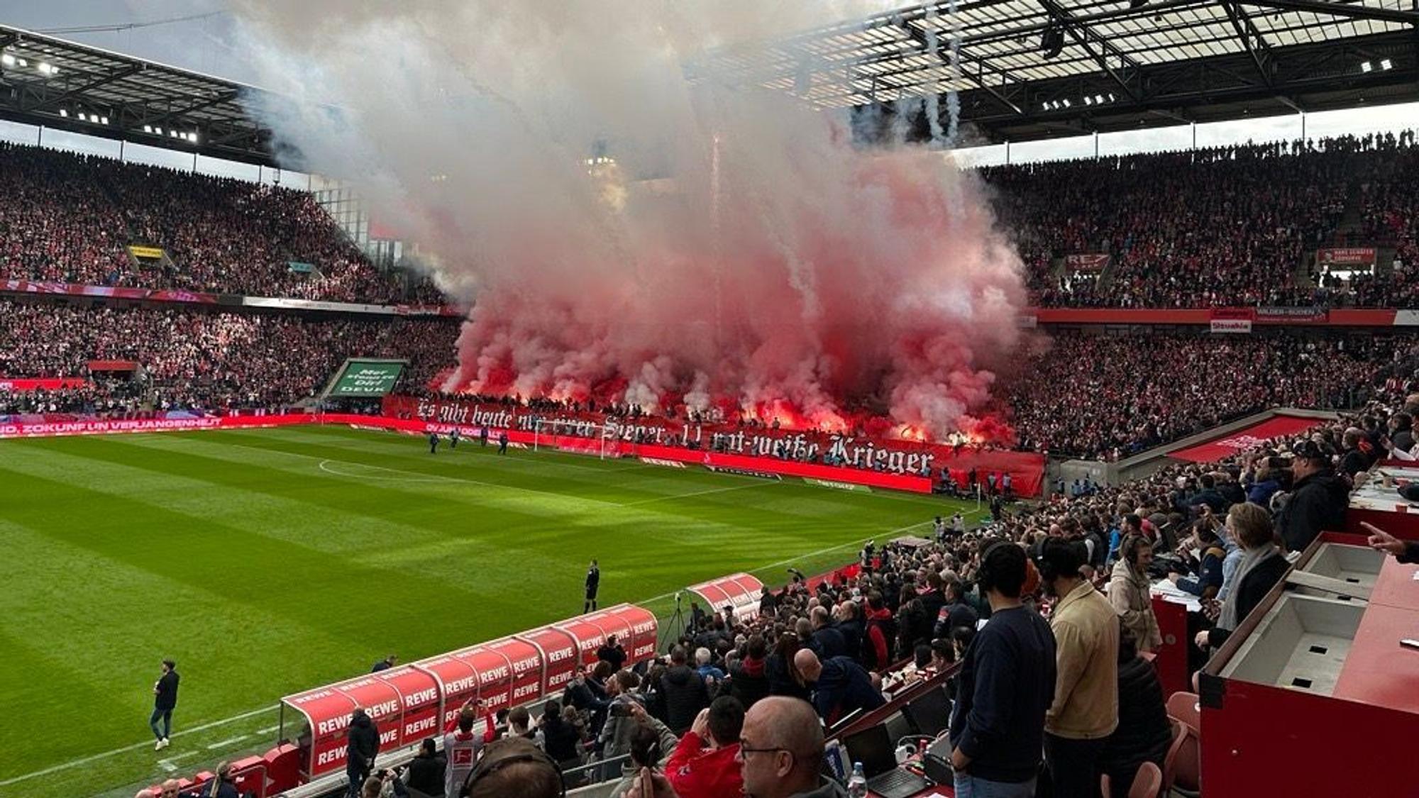 Feuerwerkskörper werden beim Derby in der Südkurve gezündet.