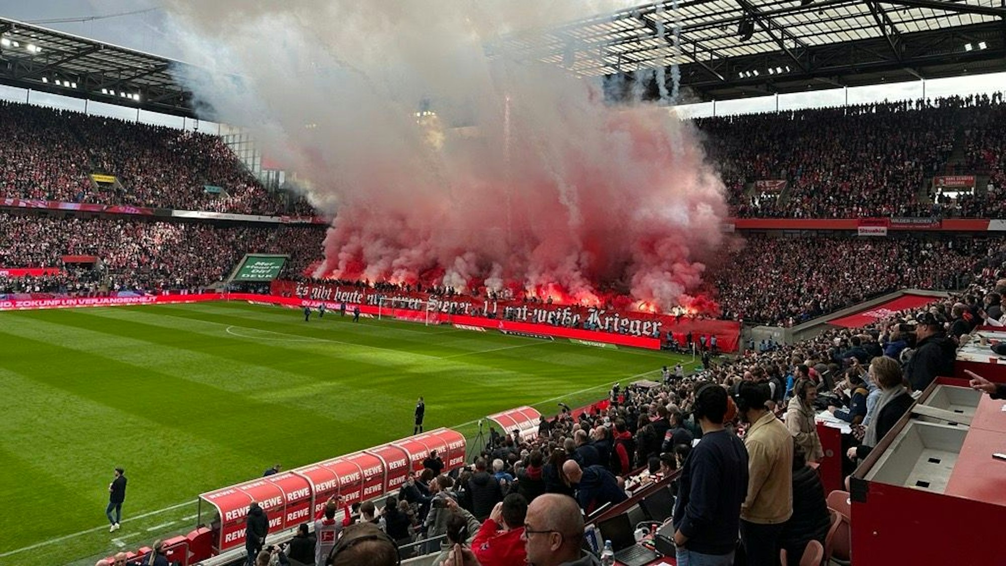 Feuerwerkskörper werden beim Derby in der Südkurve gezündet.