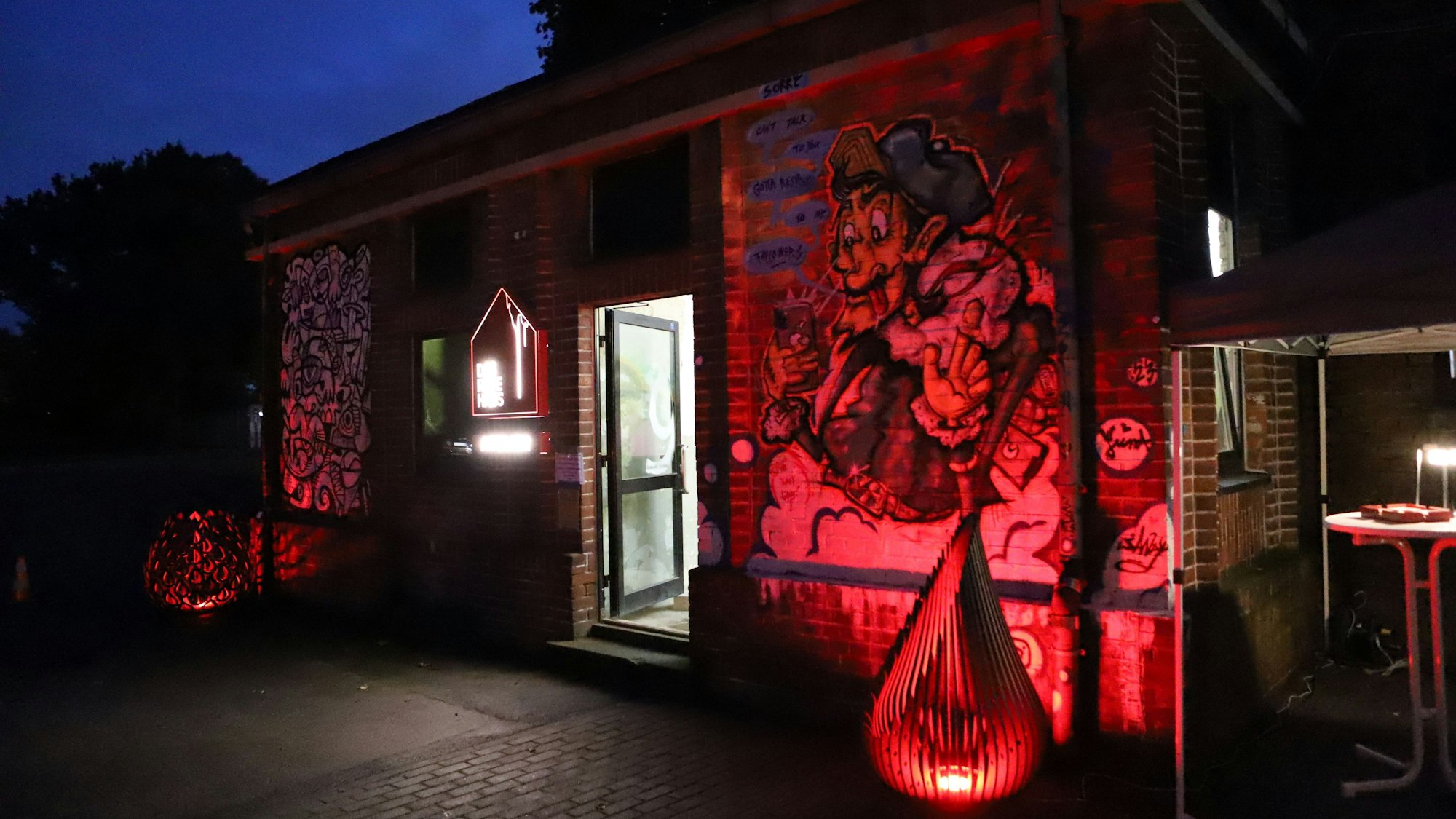 Das „Rote Haus“ war mit kunstvollen Graffiti verschönert worden.