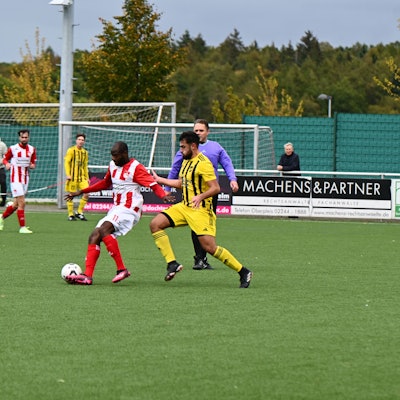 Schenken sich nichts: Asonganyi Defang (links) vom TuS Oberpleis und Akay Turgut vom 1. FC Spich.