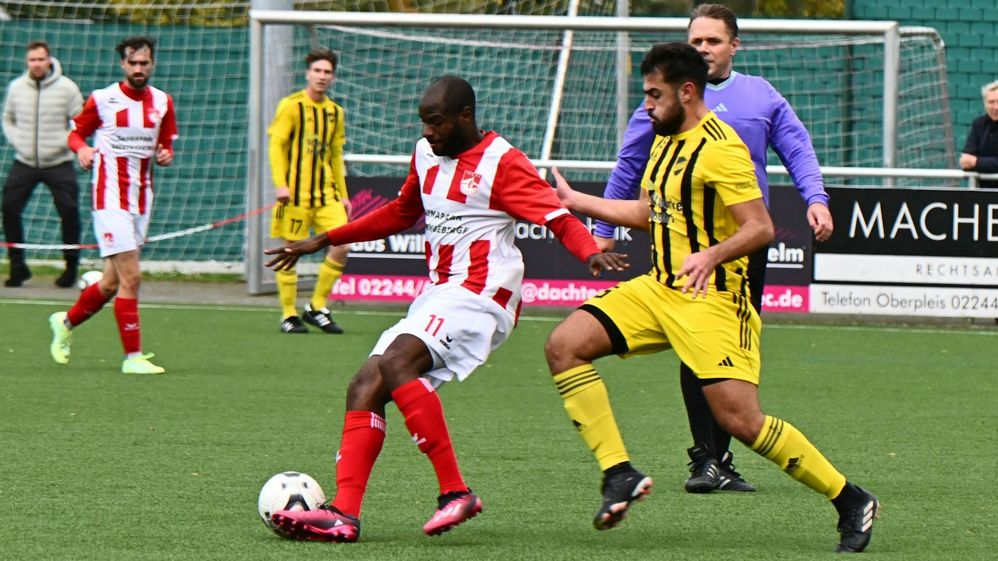 Schenken sich nichts: Asonganyi Defang (links) vom TuS Oberpleis und Akay Turgut vom 1. FC Spich.