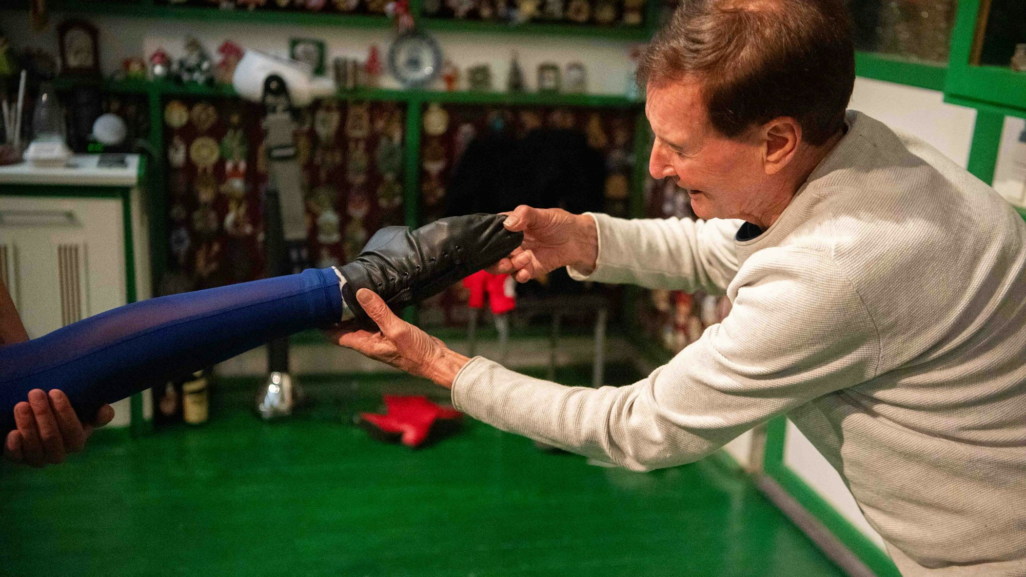 Trainer Willi Plum korrigiert die Fußstellung einer Tänzerin.