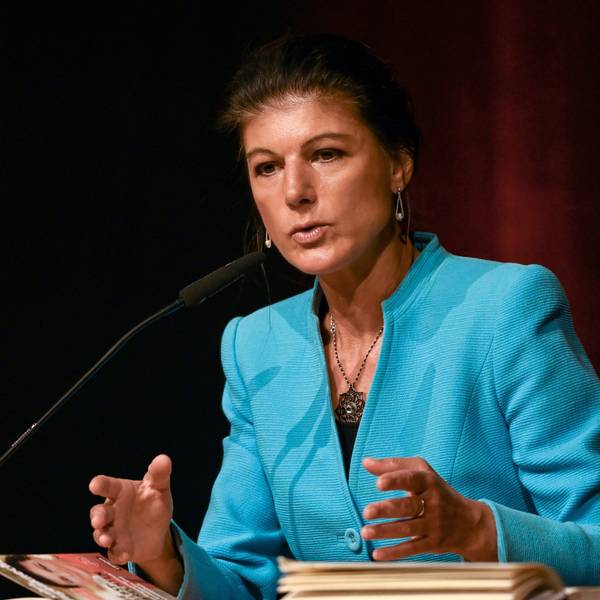 Sahra Wagenknecht (Die Linke) bei ihrem Auftritt im Steintor Variete Halle.