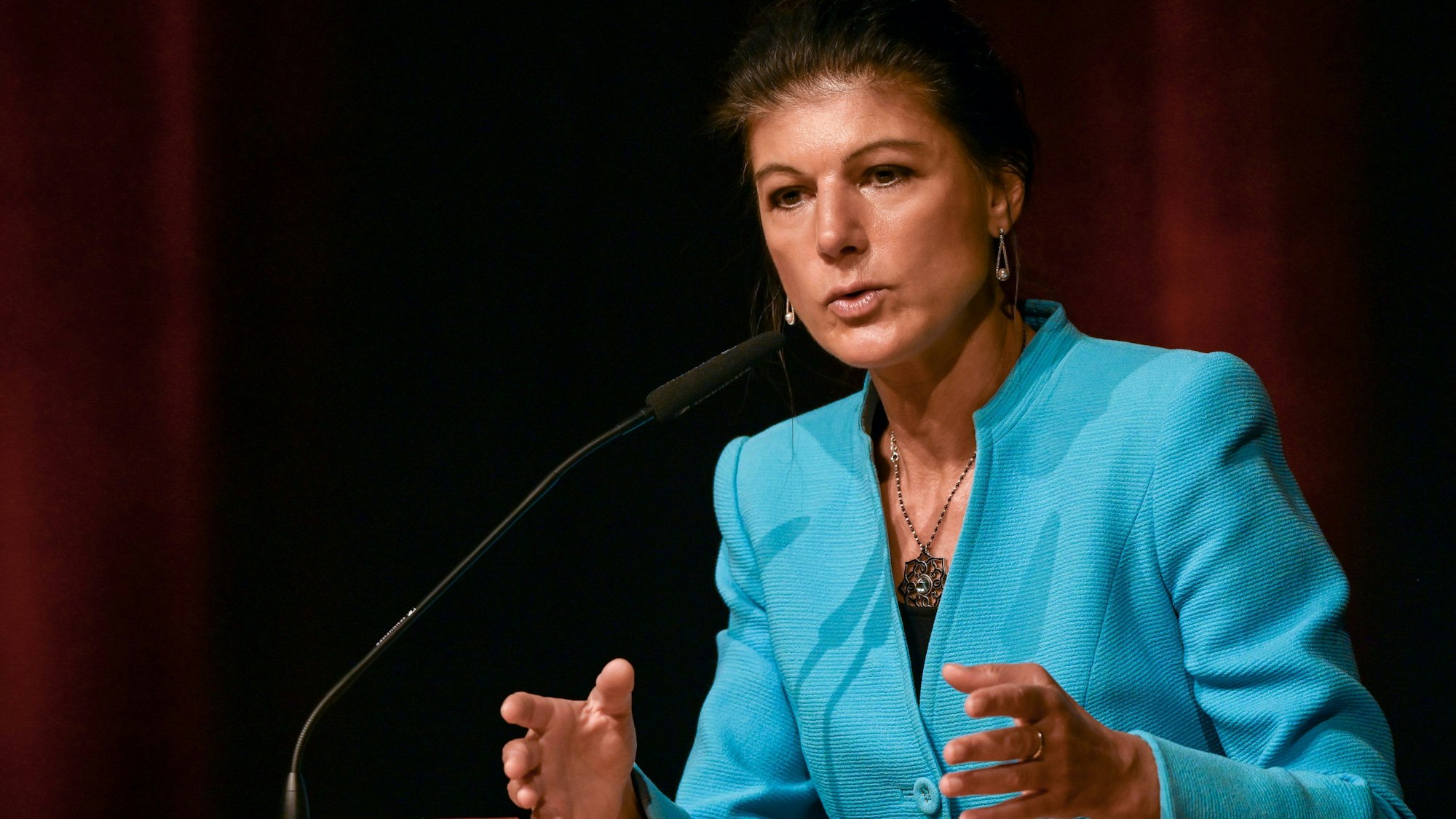 Sahra Wagenknecht (Die Linke) bei ihrem Auftritt im Steintor Variete Halle.