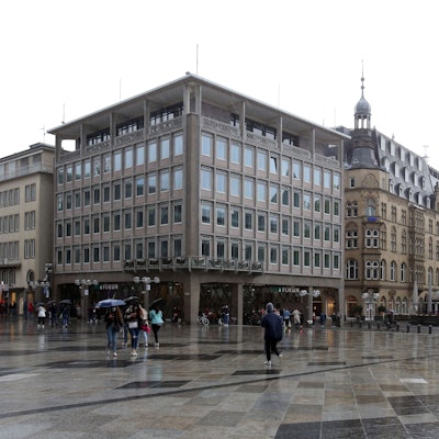 Zu sehen ist die Kölner Domplatte mit Blick auf das Domforum.