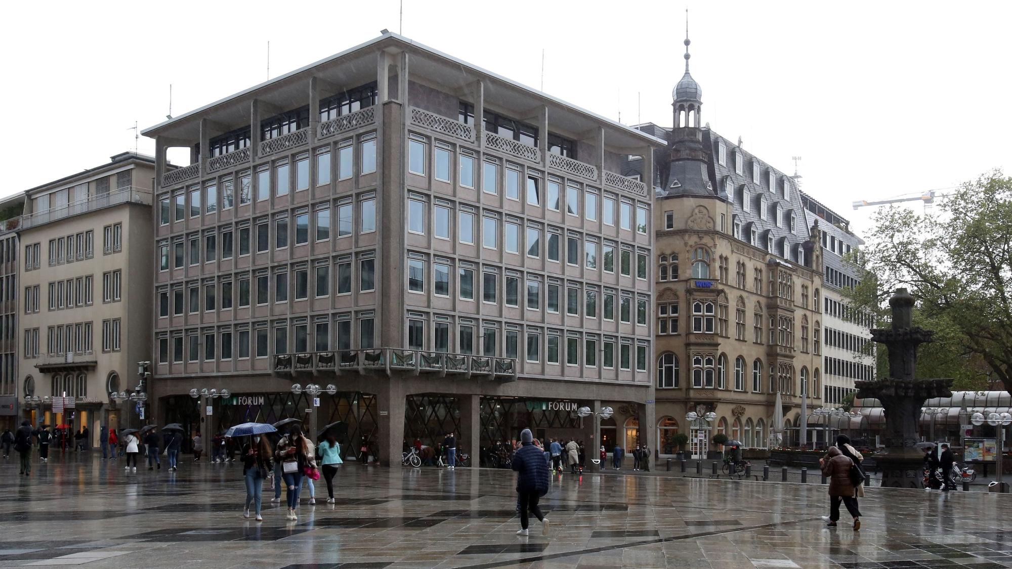 Zu sehen ist die Kölner Domplatte mit Blick auf das Domforum.